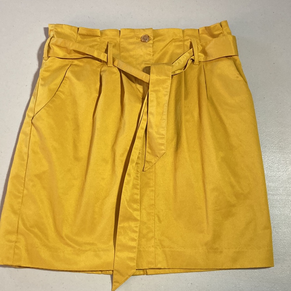 Banana Republic size 6, gold skirt with belt